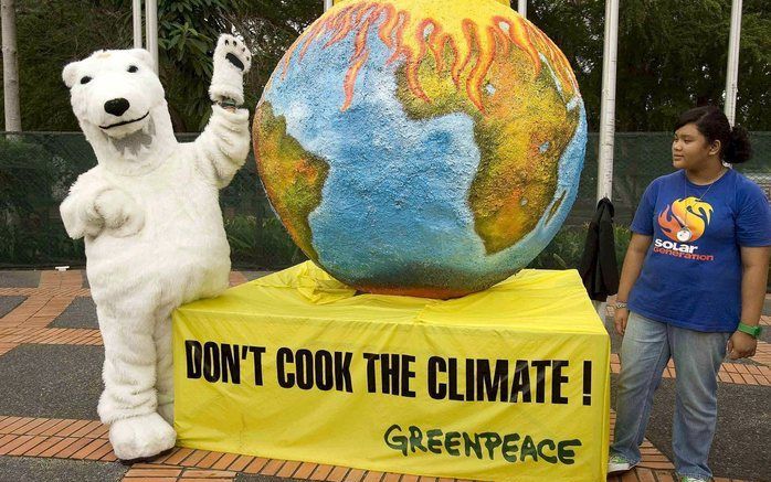 Actievoerder van Greenpeace demonstreren in Bali. Foto ANP