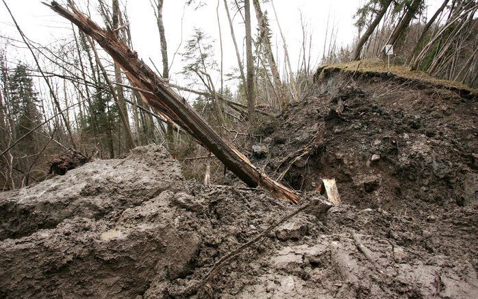 Door een aardverschuiving bij het Traun–meer zijn tientallen mensen geëvacueerd. Foto EPA