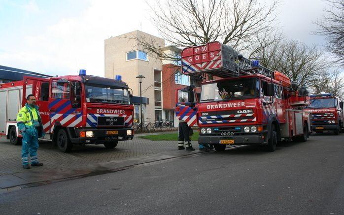 GOES – Groot alarm bij verzorgingshuis Rehoboth in Goes. Hulpdiensten rukten maandag met veel materieel uit voor een brandoefening. Foto Christian van der Weele