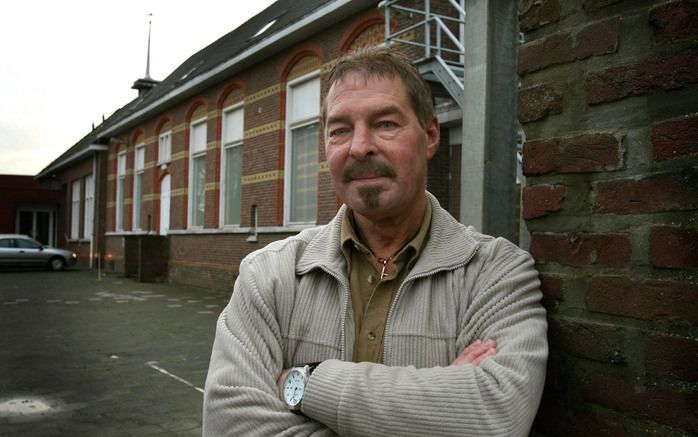 MAASTRICHT – Initiatiefnemer Harrie de Waal van het christelijk afkickcentrum De Ommekeer bij zijn kerk, de Immanuëlkerk in Maastricht. „Ik voel me als herboren. Elke dag is in Gods hand.” Foto Jean Pierre Geusens