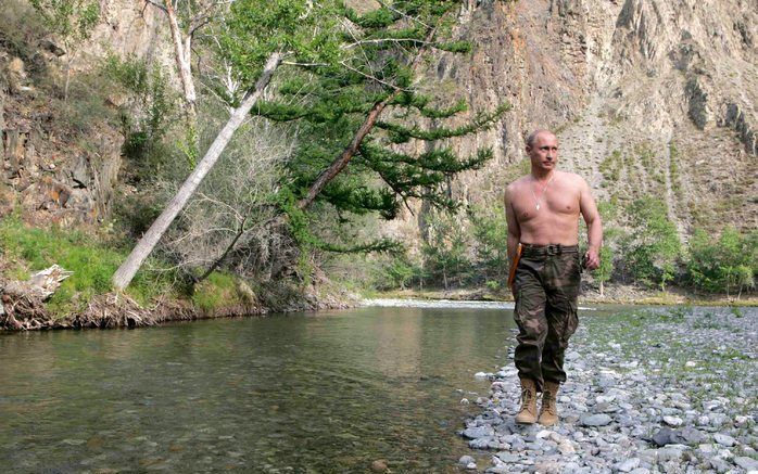 TUVA – President Poetin, afgelopen zomer, tijdens een wandeling langs de rivier de Chemtsjik in de Zuid Siberische republiek Tuva. Foto EPA