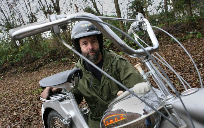 Ruud Schuitemaker met zijn Tomos 2 L Silver Streak uit 1964: „Een Tomos heeft in vergelijking met Puch toch een aantal charmante kenmerken. Hij oogt wat stoerder dankzij de grotere koplamp en het hogere cross stuur, en gaat zo’n 15 km harder vanwege de la