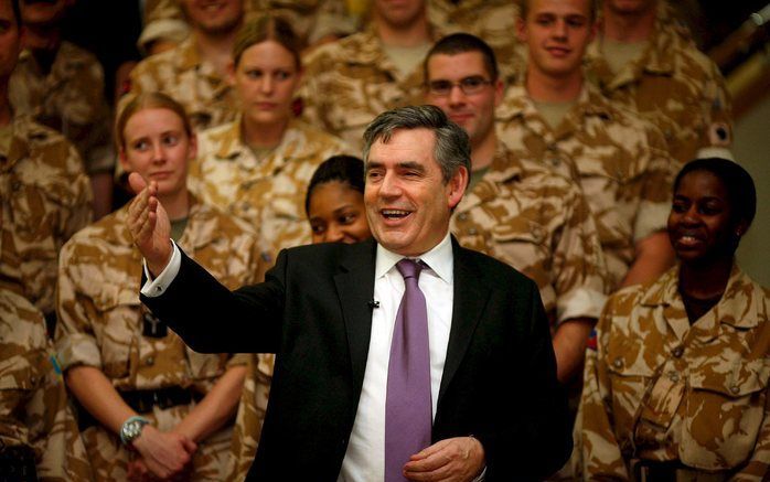 BASRA - De Britse premier Gordon Brown heeft zondag een verrassingsbezoek aan Zuid-Irak gebracht, om de Britse troepen aldaar een hart onder de riem te steken. Foto EPA