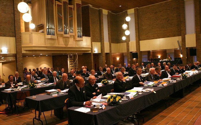 „Hoe lang nog kunnen we verdragen dat er haast lyrisch wordt gedaan over de wil om elkaar binnen de Christelijke Gereformeerde Kerken vast te houden, ondanks verschillen die er zijn, terwijl juist diezelfde verschillen worden aangevoerd om de Gereformeerd