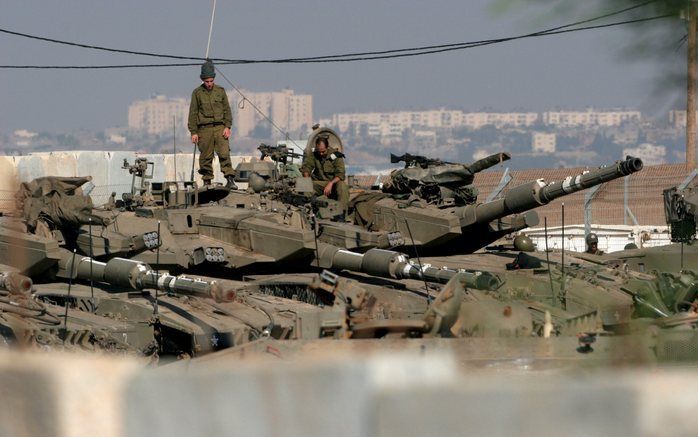 Met dertig tanks, bulldozers en pantserwagens is Israël Gaza binnengetrokken. Foto EPA