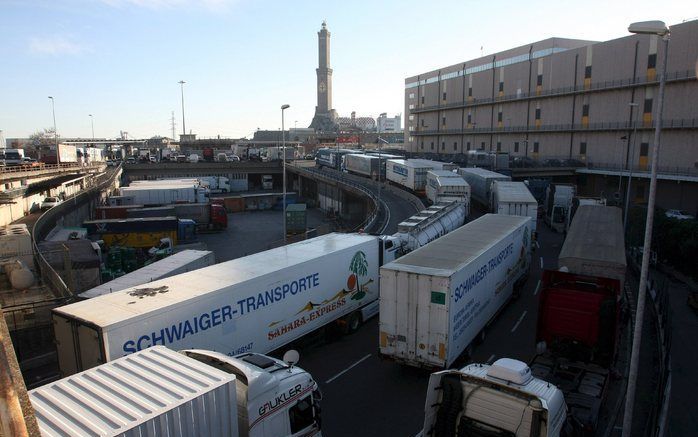 GENUA – Vrachtwagenchauffeurs in Italië hebben de laatste dagen massaal het werk neergelegd vanwege de gestegen brandstofprijzen. Ook richt hun protest zich op de lange werktijden. In Genua, in het noordwesten van Italië, hielden rijen vrachtwagens gister