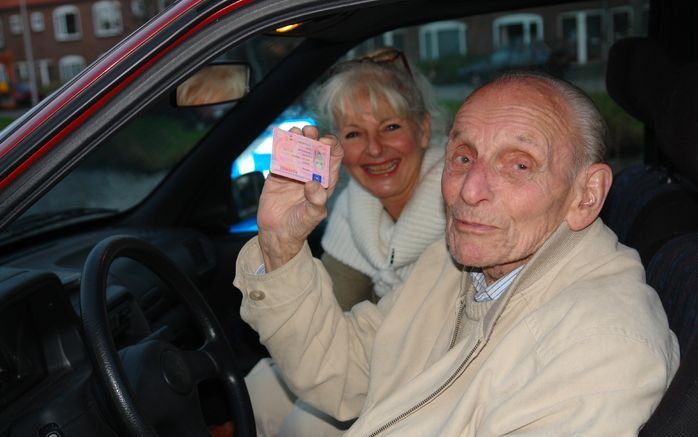 GOUDA - Lachend zit de 97-jarige C. Hoornweg uit Gouda achter het stuur van zijn Peugeot. Hij mag weer voor vijf jaar de weg op. „Een enkele keer wil ik wel eens 140 kilometer per uur rijden, maar meestal houd ik het netjes, hoor!” Foto Wim de Jongste