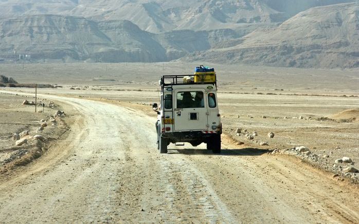 Een tocht met Gil Shkedi’s Land Rover door de woestijn van Judea is eigenlijk een fluitje van een cent. De gemotoriseerde paardenkrachten doen het werk. Er is weinig fantasie voor nodig om je een voorstelling te maken van een woestijntocht te voet. Hitte,