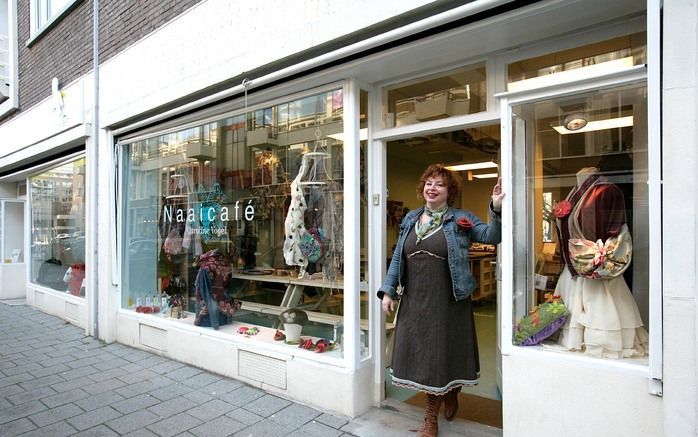 Caroline Vogel (r.) beheert het eerste naaicafé van Nederland. Wie even snel een losse zoom wil vastzetten, gordijnen wil inkorten of een jasje wil innemen, kan aan de Rotterdamse Hoogstraat een machine huren voor een uurtje. Vogel biedt tevens diverse cu