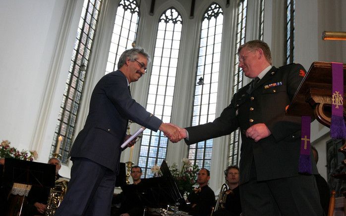 DEN HAAG – In de Haagse Kloosterkerk had donderdagmiddag de overdracht plaats van de functie van hoofdkrijgsmachtpredikant bij de Dienst Protestantse Geestelijke Verzorging. Ds. G. Bikker (r.), die per 1 januari 2008 eervol emeritaat is verleend, overhand