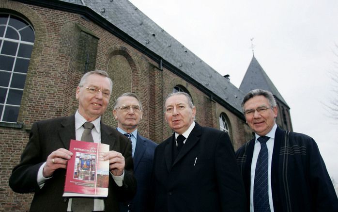 SINT ANTHONIEPOLDER – Vier mannen waren betrokken bij de totstandkoming van de geschiedschrijving van de buurtschap Sint Anthoniepolder. V.l.n.r.: J. C. J. Versteeg, directeur van de Rehobothschool in Maasdam, kerkenraadslid J. J. Lagerwaard, ds. L. H. Oo