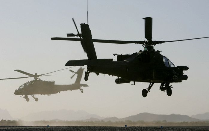 DEN HAAG - Defensie zal de rest van de maand niet meer met de Apache-gevechtshelikopters boven de Bommelerwaard trainen. Na het ongeluk woensdag waren de oefeningen boven het gebied al verplaatst naar andere gebieden. Defensie hervat de vluchten in ieder 