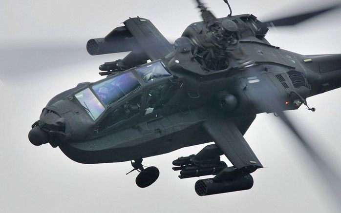 ZALTBOMMEL - De gemeente Zaltbommel vraagt Defensie voorlopig geen oefenvluchten boven de Bommelerwaard te houden met Apache–helikopters. Zij wil de uitkomst afwachten van onderzoeken naar het incident waarbij een Apache van de Koninklijke Luchtmacht tege