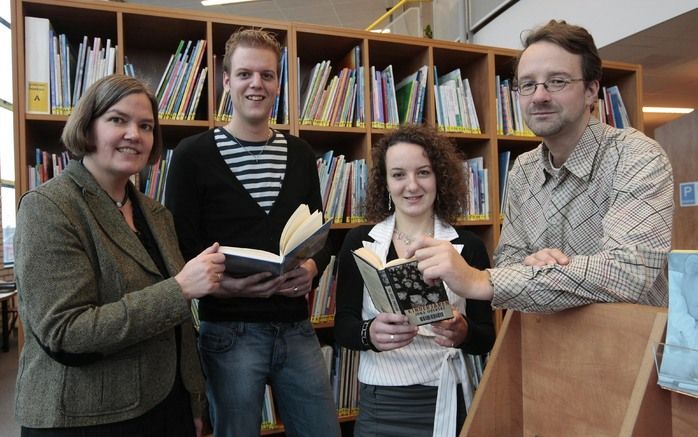 In de bibliotheek van Driestar educatief staat naast christelijke jeugdliteratuur ook veel werk van seculiere auteurs. Docente De Jong (links): „Het maakt nogal verschil of een jeugdboek wordt gelezen door een kind of door een volwassene.” Thera van Pelze