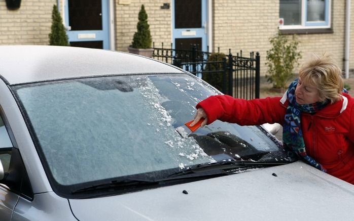 KATWIJK - Automobiliste raakt gewond tijdens ijskrabben. Foto ANP.