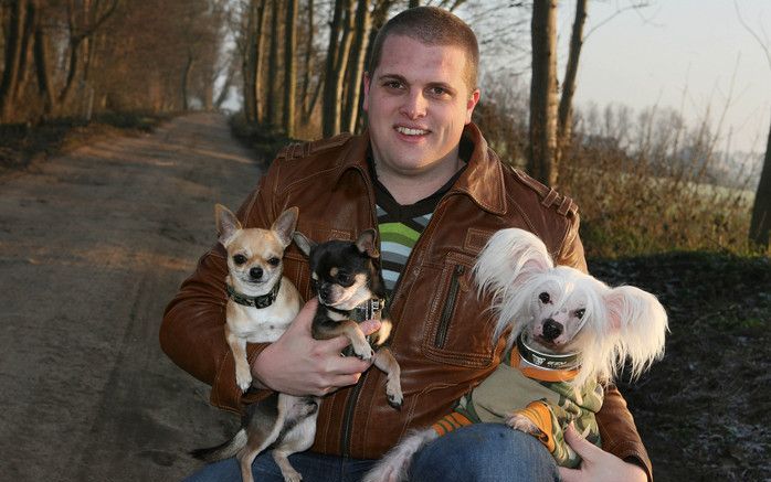 WASSENAAR – Matthijs van der Velden, ontwerper van de website blaft.nl, laat elke dag drie honden uit. Links de twee chihuahua’s Nalu en Tum Tum, rechts de Chinese naakthond Mucho. Van der Velden bouwde een website voor de verkoop van hondenmode. Zodoende