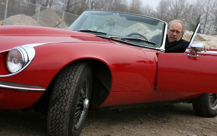 Een oude auto is nostalgie, emotie. Hij rijdt spartaanser, maar dat heeft zijn eigen charme”, volgens Jan Haakman, eigenaar van een Jaguar E type V 12 cabrio en een Volvo Amazone 123 GT. Foto’s RD, Anton Dommerholt