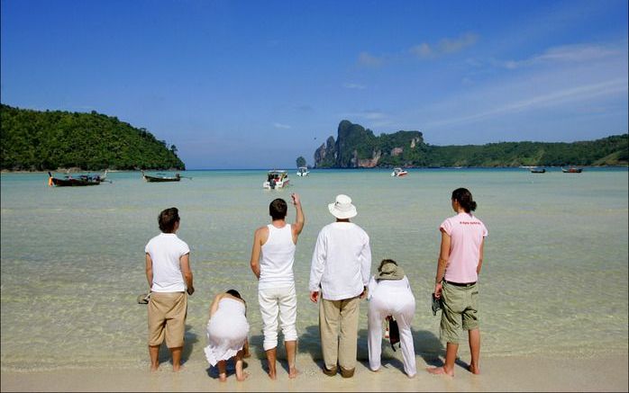 Mensen rouwen op het strand van het Thaise eiland Kho Phi Phi