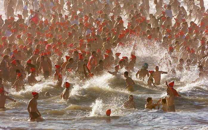 Nieuwjaarsduik 2002 bij Scheveningen. Foto ANP