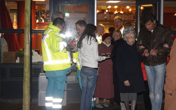 LOOSDRECHT – Bewoners van het zorgcentrum De Emtinckhof in Loosdrecht werden donderdagavond uit voorzorg geëvacueerd wegens brand. Een 85 jarige bewoonster van een aanleunwoning kwam bij de brand om het leven. Foto FBF