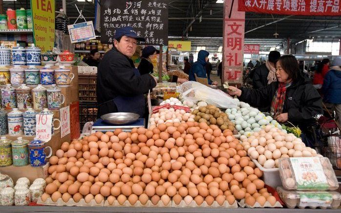 PEKING– De Chinese inflatie bereikte in november 6,9 procent, het hoogste percentage in elf jaar. Dit werd vooral veroorzaakt door hogere voedsel en brandstofprijzen. Foto EPA