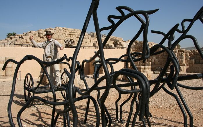 Het kustplaatsje Caesarea heette eerst Stratos’ Toren, en speelde geen rol van betekenis. Totdat Herodes de Grote zo’n 2000 jaar geleden het plan opvatte om hier een (economisch) machtscentrum te vestigen. Op de foto het opgegraven amfitheater, evenwijdig