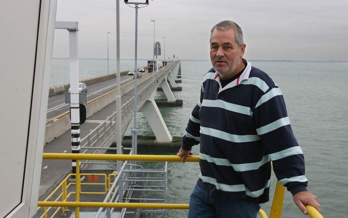 ZIERIKZEE – Het is aftellen voor brugwachter Piet Stouten op de Zeelandbrug. Vanaf volgende week wordt de icoon van Zeeland op afstand bediend. „Ik zal het gaan missen hier. Zelfs als het onweert, is het prachtig.” Foto RD, Anton Dommerholt