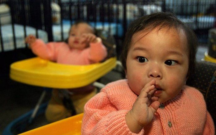 Voor de meeste Chinese paren in de grote steden geldt dat ze slechts een kind mogen hebben. Foto EPA