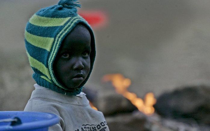 ELDORET – Een Keniaanse jongen wachtte zaterdag op een maaltijd bij een rooms katholieke kerk in Eldoret. Door het geweld zijn de afgelopen dagen duizenden mensen op de vlucht geslagen. Hulporganisatie zoals het Rode Kruis proberen de ontheemde mensen hul