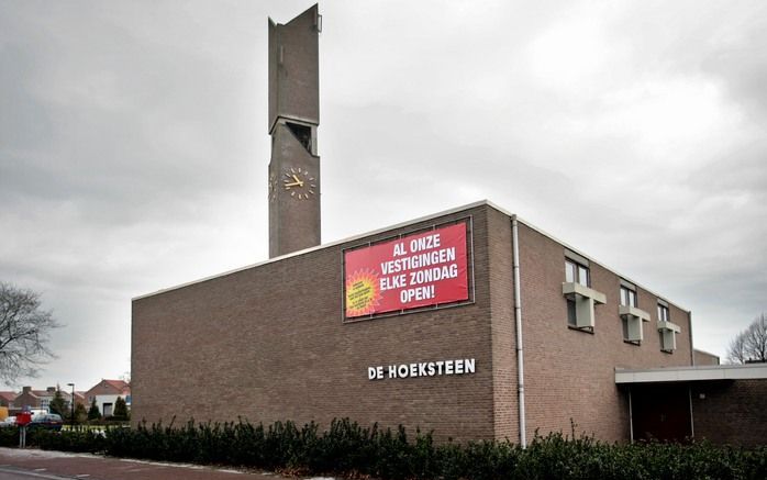 SWIFTERBANT – De protestantse gemeente in Swifterbant heeft vorige maand aan de buitenmuur van haar kerkgebouw De Hoeksteen een grote reclame-uiting geplaatst. De poster laat de voorbijganger weten dat iedereen welkom is in de zondagse kerkdiensten. Foto 