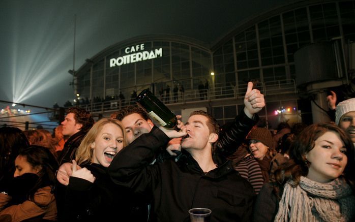 Geen alcoholverkoop aan jongeren onder de achttien in Strijen. Foto: feestende jongeren in Rotterdam tijdens Oud en Nieuw. Foto ANP