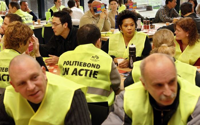 Politieagenten van de regiokorpsen Amsterdam-Amstelland en Limburg-Zuid nemen vrijdag het stokje over in de reeks estafettestakingen van de regiopolitie. Foto ANP