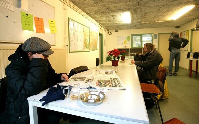 De circa 180 verkopers van het Amsterdamse straatmagazine Z kunnen bij het afhaalpunt een kop koffie of thee drinken en een krant lezen. Foto’s Sjaak Verboom