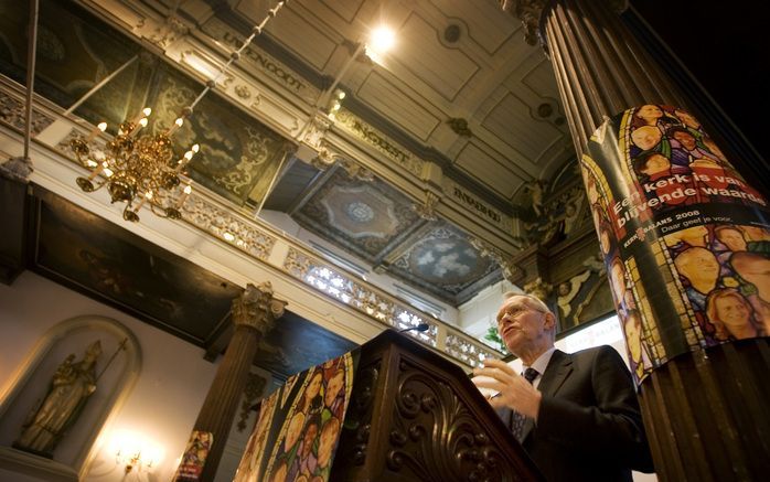 UTRECHT – In de Utrechtse Gertrudiskapel is donderdag het landelijke startschot gegeven voor de Actie Kerkbalans 2008. Voorzitter Dirk Bijl (foto) van de Interkerkelijke Commissie Geldwerving opende de bijeenkomst. Foto Hans Roggen