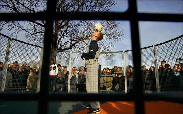 DOMBURG – De pannakooi, bedoeld voor balspelen, is populair onder jongeren. In de gemeente Veere komt een verplaatsbare kooi die halfjaarlijks moet rouleren tussen de verschillende kernen. „Je kunt nu eenmaal niet in elke kern een skatebaan realiseren”, a