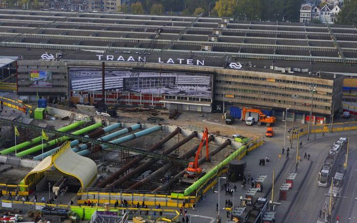 ROTTERDAM - De sloop van het Rotterdamse Centraal Station is woensdag begonnen. Afgelopen zomer vervingen ontwerpers de neonletters ”Centraal Station” zodanig dat de woorden ”Traan Laten” ontstonden. Oud-politieman H. Karels (61) uit Krimpen aan den IJsse