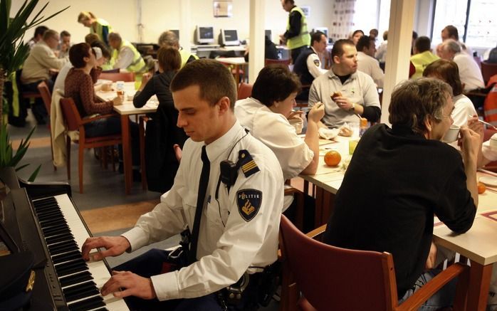 VELDHOVEN - De meeste politiebureaus in Zuidoost-Brabant blijven woensdag gesloten tijdens de staking van het korps. De agenten gaan in navolging van hun collega's in Zuid-Limburg vrijwilligerswerk doen. Op zo'n veertig locaties, voornamelijk bejaardenhui