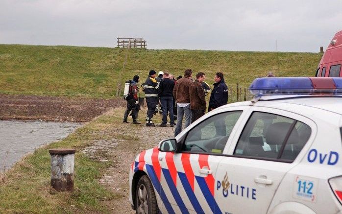 DRONGELEN - Bij een gemaal in de Bergsche Maas bij Drongelen is woensdagmiddag een dode gevonden. Een woordvoerder van de politie heeft dat gemeld. Het lichaam is in verregaande staat van ontbinding. De brandweer is ter plaatse om het lijk uit het water t