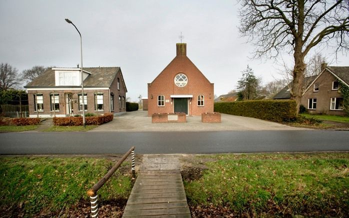 „Het opheffen van gemeenten is een dikke streep onder het verschijnsel van de afbraak van de kerk in Nederland. Grote(re) aantallen kerkgangers, hier en daar geteld, zijn in toenemende mate uitzonderingen.” Foto: het kerkgebouw van de christelijke gerefor