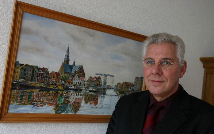 MAASSLUIS – Ds. J. van Belzen, predikant van de Groote Kerk in Maassluis, herdacht vorige week zijn 25 jarig predikantsjubileum. „De dominee moet een gewoon mens zijn. Omdat het onmogelijk is dat een predikant buitengewoner is dan zijn Zender, Jezus Chris