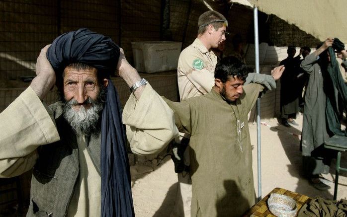 Nederland ziet vooralsnog geen aanleiding om te stoppen met het overdragen van gevangenen aan de Afghaanse autoriteiten. Foto ANP