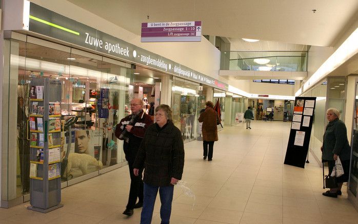 Achter de hoofdingang van het Zuwe Hofpoort Ziekenhuis waant de bezoeker zich in een winkelcentrum. Foto’s RD, Anton Dommerholt