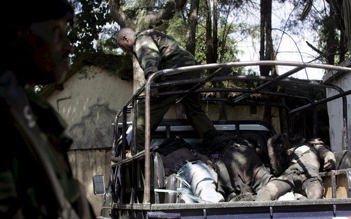 NAKURU - De politie rijdt de straten door om de lijken op te halen. Foto EPA