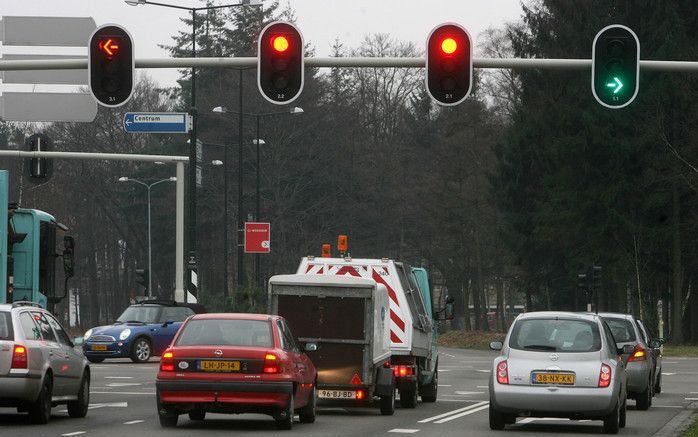 Een nieuw rekenmodel bekort de wachttijd van auto’s voor een stoplicht met gemiddeld 15 procent. Foto RD, Anton Dommerholt