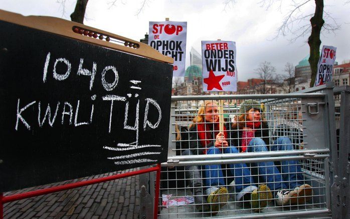 DEN HAAG - Voor het Tweede Kamer gebouw zitten opgehokte leerlingen in kooien, ze voeren actie tegen de 1040-urennorm. Jongeren van de SP (ROOD) voeren woensdagochtend actie op het Plein in Den Haag tegen de 1040-urennorm. De Tweede Kamer debatteert woens