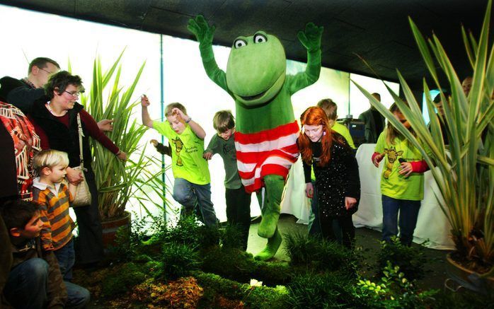 AMSTERDAM - De openingshandeling, de Kikker van Max Velthuijs springt samen met de kleine kinder directeuren van de NVD dierentuinen woensdag in dierentuin Artis over een sloot. Door de opwarming van de aarde kan in de leefgebieden van amfibieën (kikkers,