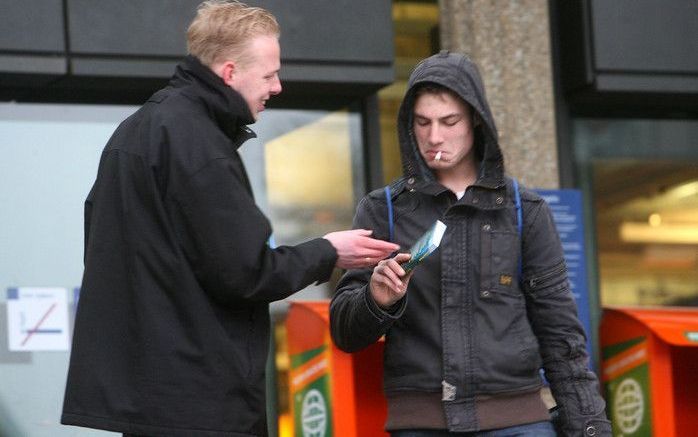 Jacob de Greef (l.) deelt iedere donderdag Bijbels uit op treinstations in het oosten van het land. „Wij geven Bijbels aan díé mensen van wie de Heere wil dat ze een Bijbel krijgen. God zorgt er Zelf voor dat díé mensen bij ons langskomen. Want Hij weet w