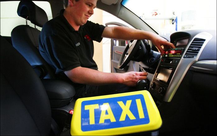 DEN HAAG (ANP) – De Inspectie Verkeer en Waterstaat controleert vrijdagmiddag taxi’s bij het Centraal Station in Den Haag. De controle houdt verband met de nieuwe taxitarieven, die sinds vrijdag verplicht zijn voor de taxiondernemers.