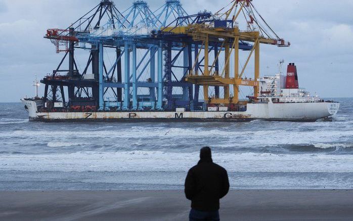 ROTTERDAM (ANP) – Een Chinees vrachtschip is in de nacht van vrijdag op zaterdag vastgelopen op de Maasvlakte. Door de storm sloeg het 300 meter lange schip sloeg rond twaalf uur los en dreef in twee uur tijd naar het strand toe. Foto ANP