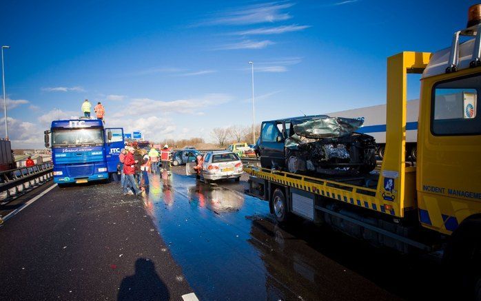 WAARDENBURG - Een kettingbotsting op de A2 ter hoogte van Waardenburg, waarbij tientaalen auto's waren betrokken, zorgde zaterdagmorgen voor lange files op de A2. Foto's ANP